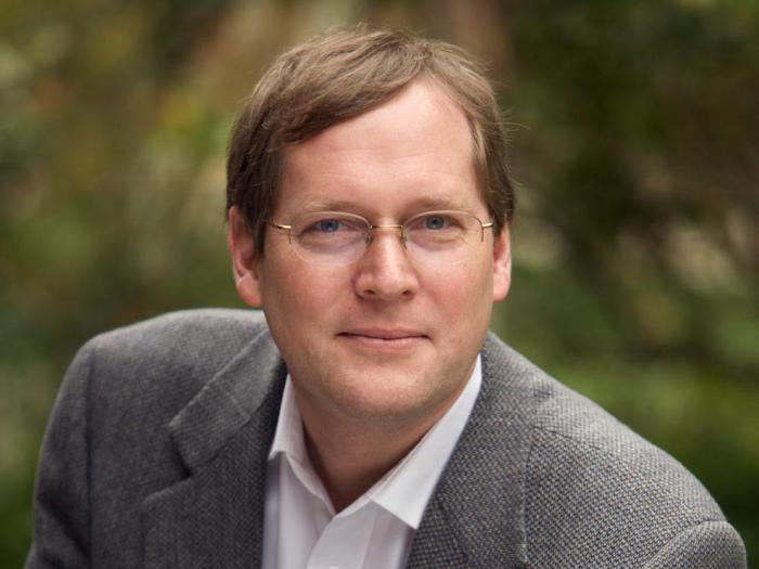 Headshot of Fredrik Hiebert